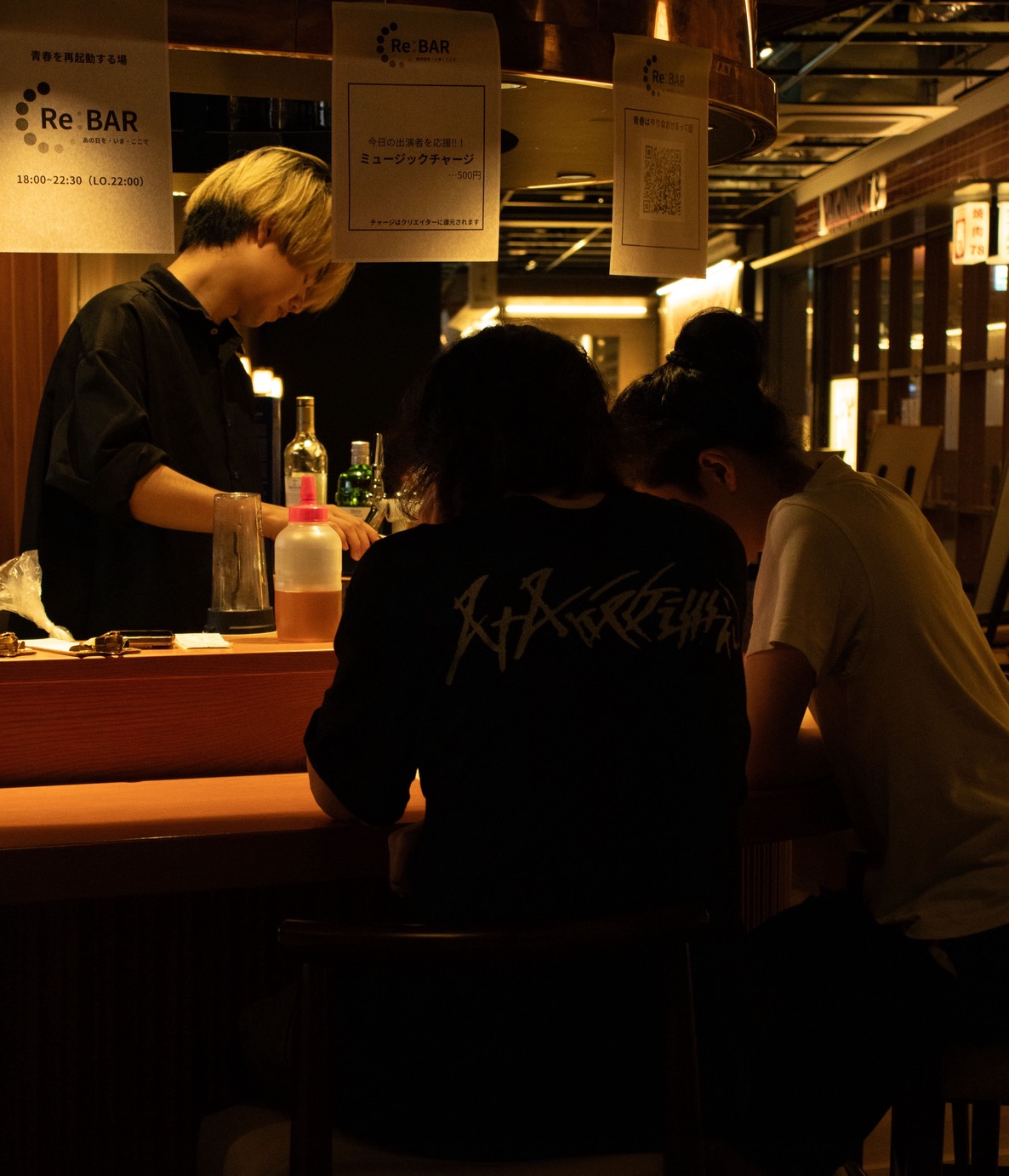 Re:BARのカウンターでドリンクをつくる様子