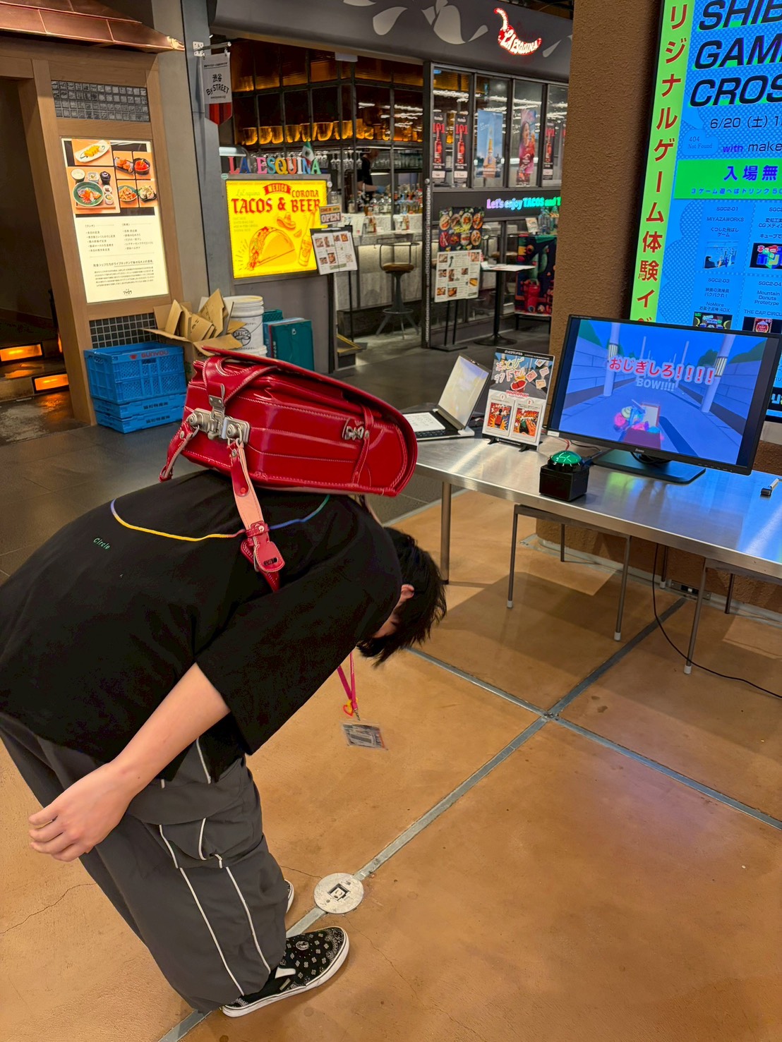 ランドセルを背負ってゲームを体験する様子