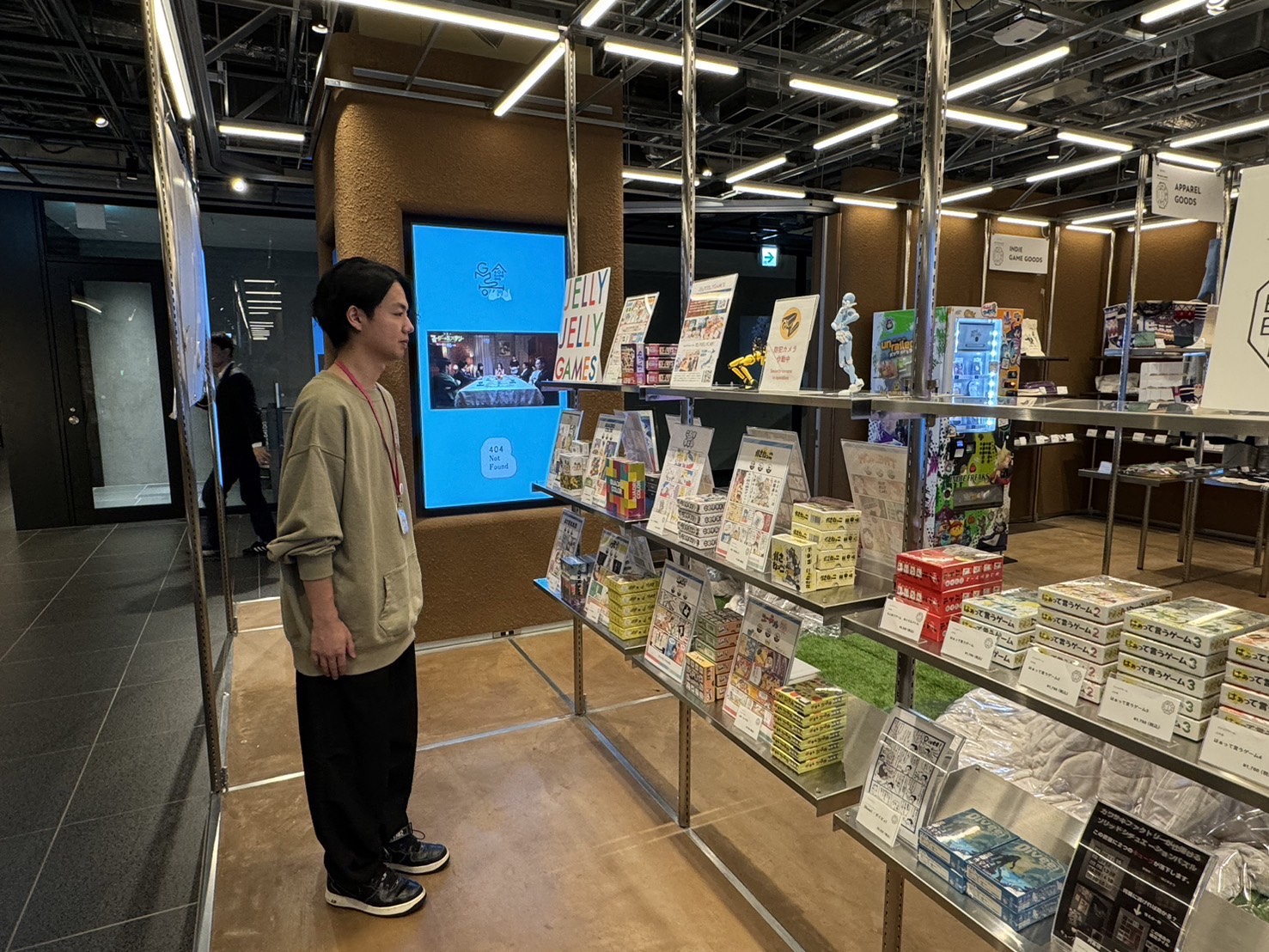ゲームやグッズが並ぶ会場の様子