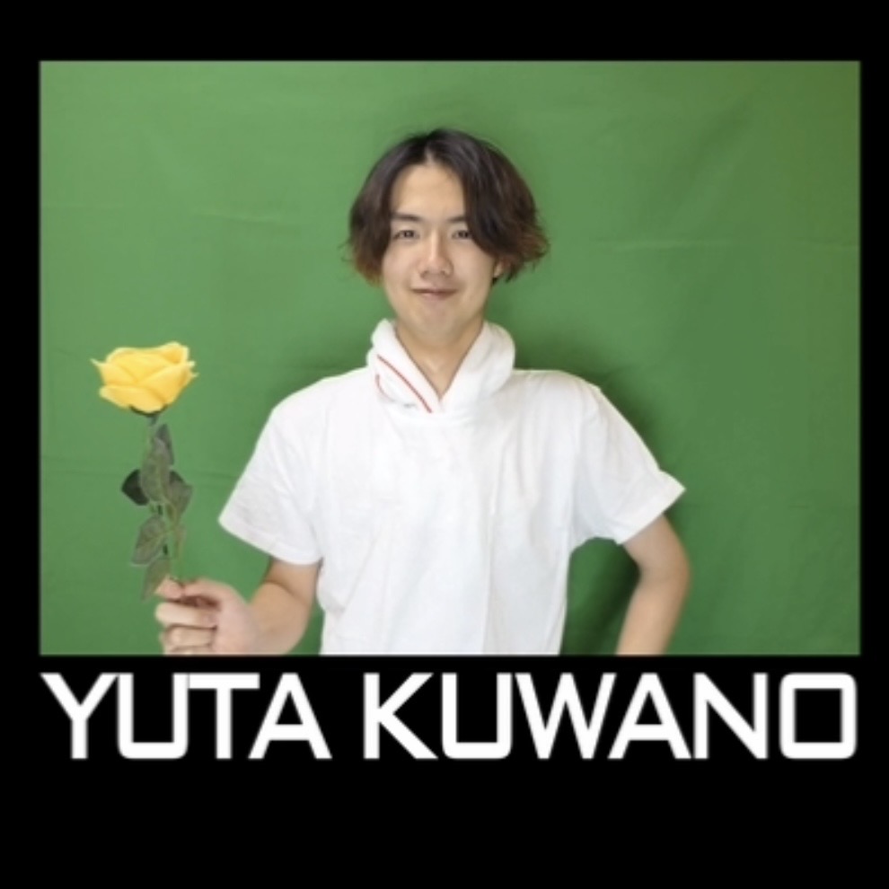 黄色い花を手にした桑野佑太